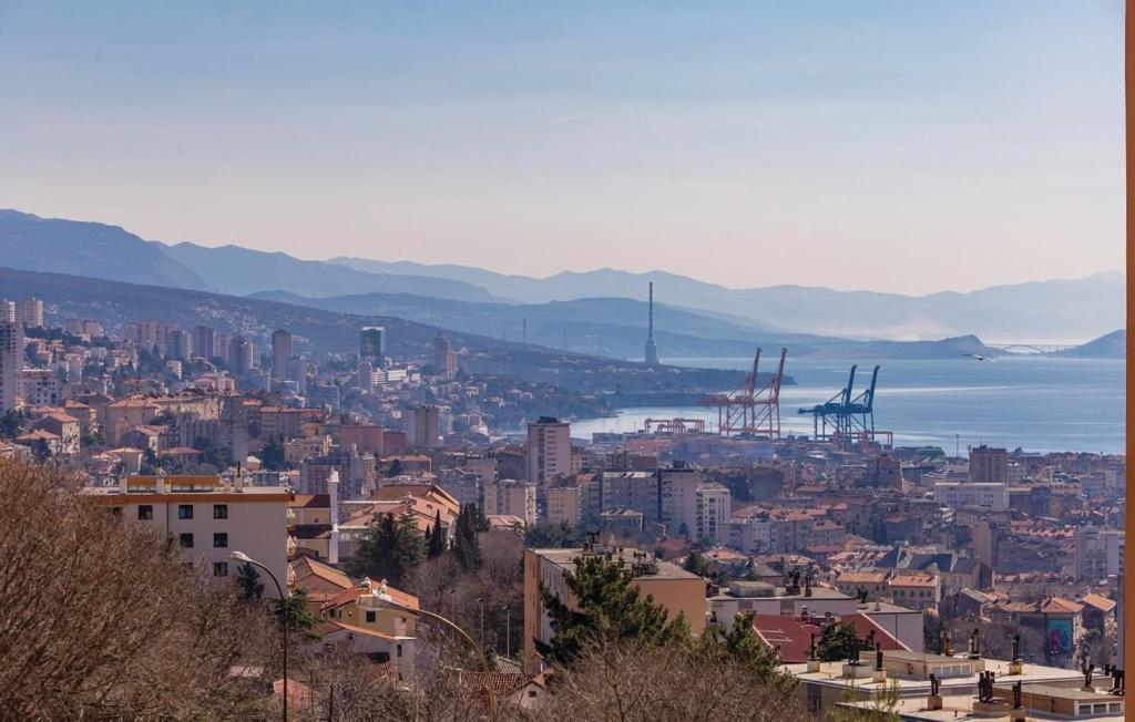 Sunny apartment in Rijeka Bagian luar foto